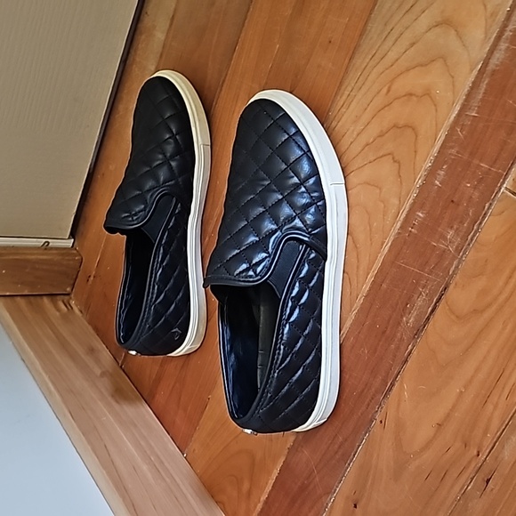 Steve Madden quilted size 10 shoes. Used condition but overall still great! - Picture 2 of 10